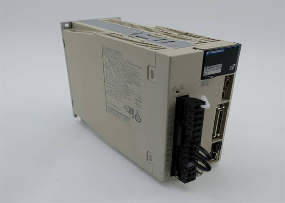 Η Yaskawa SGD7S-2R8A00A002 200V AC Servo Drives ολοκαίνουργια σε κουτί