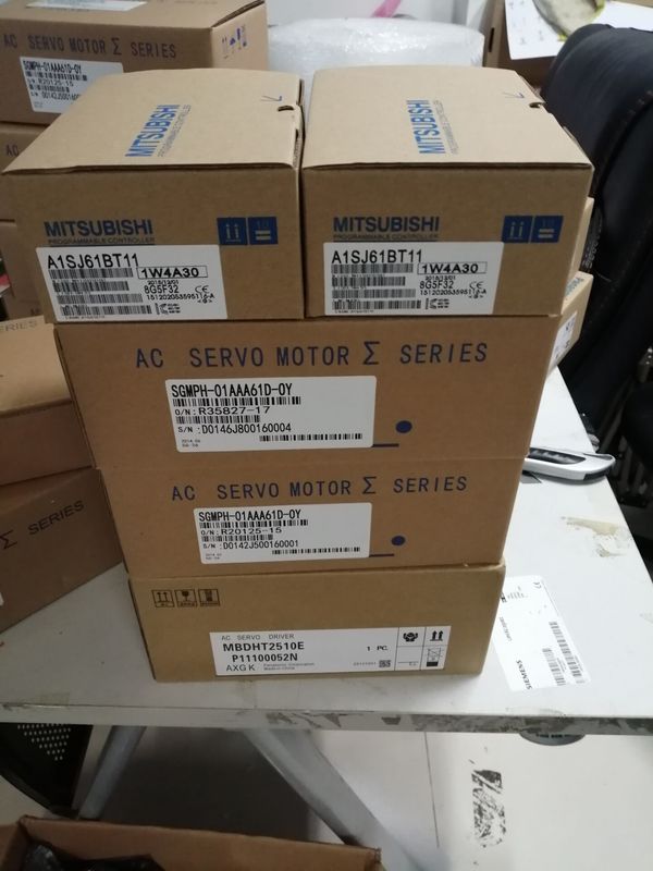 100 Watt 200V μικροί ισχυροί κινητήρες υποβοήθησης Yaskawa SGMPH-01A1A-YR21